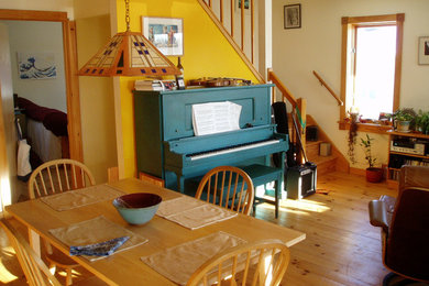 Diseño de sala de estar con rincón musical tipo loft clásica de tamaño medio sin chimenea con paredes beige, suelo de madera clara y suelo beige