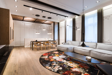 Modelo de sala de estar abierta contemporánea con paredes blancas y suelo de madera clara