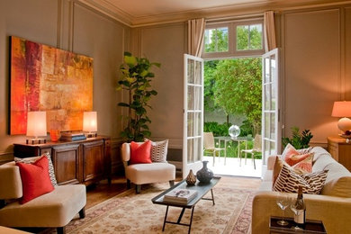 Idée de décoration pour une salle de séjour design de taille moyenne et fermée avec parquet foncé et un sol marron.