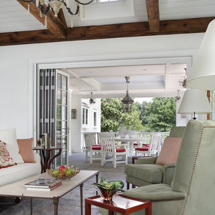 Idee per un grande soggiorno chic chiuso con pareti bianche, pavimento in ardesia e pavimento grigio