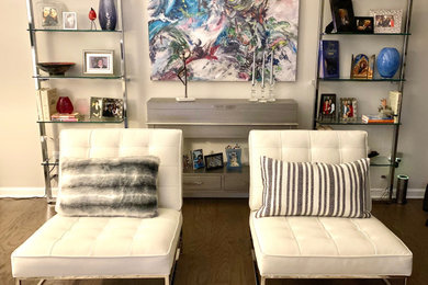 Imagen de sala de estar abierta moderna de tamaño medio con paredes blancas, suelo de madera oscura y televisor independiente