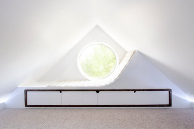 Imagen de sala de estar contemporánea de tamaño medio sin chimenea y televisor con paredes blancas y moqueta
