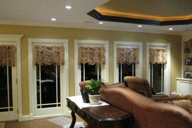 Foto de sala de estar cerrada tradicional de tamaño medio con paredes amarillas y suelo de madera en tonos medios
