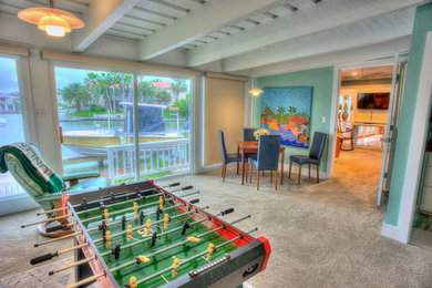 Immagine di un ampio soggiorno contemporaneo con sala giochi, pareti verdi e moquette