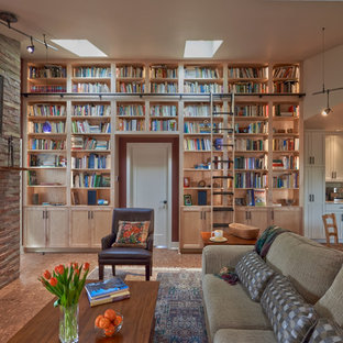Ispirazione per un soggiorno american style di medie dimensioni e aperto con libreria, pavimento in sughero, camino classico, pareti viola, cornice del camino in mattoni, nessuna TV e pavimento marrone