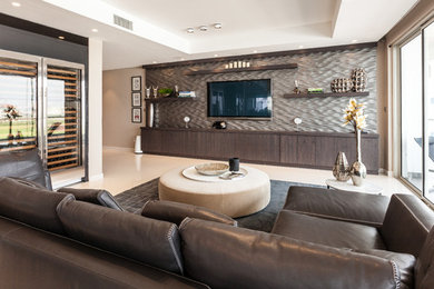 Стильный дизайн: большая гостиная комната в современном стиле с коричневыми стенами и телевизором на стене без камина - последний тренд