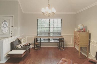 Ejemplo de sala de estar abierta tradicional renovada de tamaño medio sin chimenea y televisor con paredes grises, suelo vinílico y suelo marrón