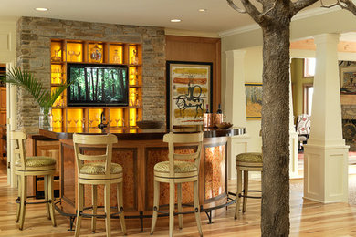 Imagen de bar en casa clásico renovado con suelo de madera clara