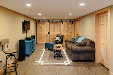 Modelo de sala de estar cerrada rústica con paredes beige, moqueta, televisor colgado en la pared y suelo beige