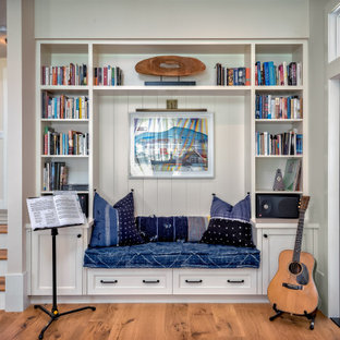Imagen de sala de estar con rincón musical abierta, marinera, de tamaño medio, con paredes beige, suelo de madera en tonos medios y suelo beige
