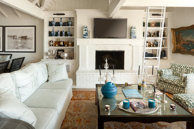 Ejemplo de sala de estar abierta marinera de tamaño medio con paredes blancas, todas las chimeneas, marco de chimenea de ladrillo y televisor colgado en la pared