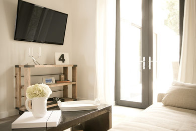Imagen de sala de estar abierta actual grande con paredes blancas y televisor colgado en la pared