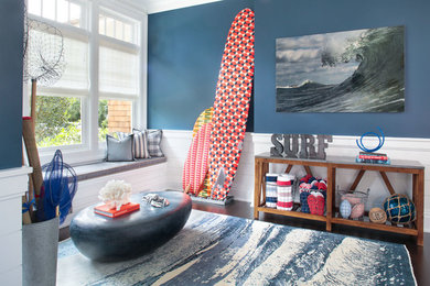 Mittelgroßes, Fernseherloses, Abgetrenntes Maritimes Wohnzimmer mit blauer Wandfarbe und dunklem Holzboden in New York
