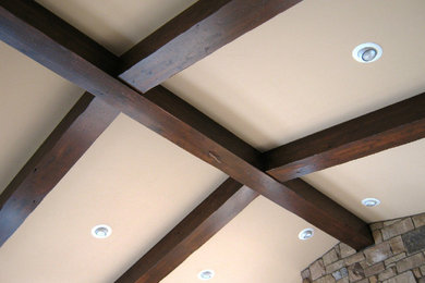 Modelo de sala de estar tipo loft grande con marco de chimenea de ladrillo