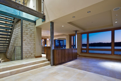 Пример оригинального дизайна: большая открытая гостиная комната в современном стиле с бежевыми стенами и полом из керамогранита без камина, телевизора