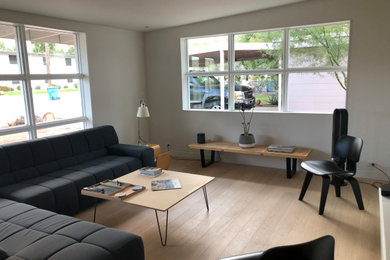 Modelo de sala de estar contemporánea con suelo de madera clara