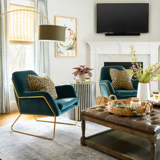 Großes Stilmix Wohnzimmer mit Kaminumrandung aus Stein, Eckkamin und Eck-TV in Boston