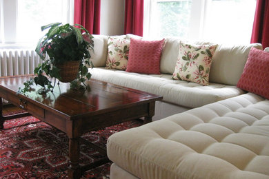 Imagen de sala de estar abierta tradicional de tamaño medio con paredes beige, moqueta, marco de chimenea de madera, pared multimedia y suelo rojo