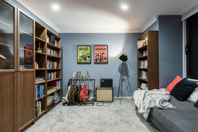 Ejemplo de sala de estar contemporánea con paredes azules, moqueta y suelo gris