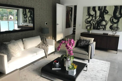 Modelo de sala de estar con barra de bar moderna de tamaño medio con paredes blancas, suelo de baldosas de porcelana y suelo gris