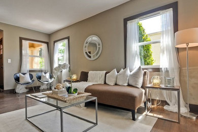 Modelo de sala de estar abierta clásica renovada de tamaño medio con paredes beige, suelo de madera oscura y suelo marrón
