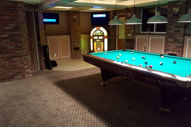 Modelo de sala de juegos en casa cerrada tradicional grande sin chimenea con paredes marrones, moqueta, televisor colgado en la pared y suelo marrón