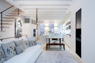 Diseño de salón abierto escandinavo pequeño con paredes blancas, suelo de madera clara y alfombra