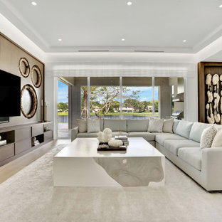 Großes, Offenes Modernes Wohnzimmer mit weißer Wandfarbe, braunem Holzboden, Multimediawand, beigem Boden, Kassettendecke und Tapetenwänden in Miami
