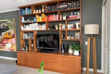 Foto di un soggiorno moderno di medie dimensioni con TV a parete