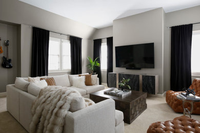 На фото: открытая гостиная комната среднего размера в стиле неоклассика (современная классика) с серыми стенами, ковровым покрытием, телевизором на стене и бежевым полом без камина