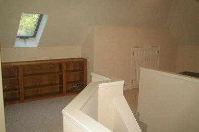 Imagen de sala de juegos en casa abierta grande con paredes beige y moqueta