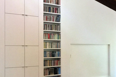 ローリーにある中くらいなトラディショナルスタイルのおしゃれなファミリールーム (ライブラリー、白い壁、濃色無垢フローリング、茶色い床) の写真