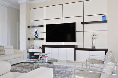 Exempel på ett stort modernt allrum med öppen planlösning, med vita väggar, klinkergolv i keramik, en väggmonterad TV och vitt golv