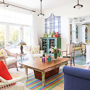 Immagine di un grande soggiorno stile shabby aperto con pareti bianche, pavimento in legno verniciato e TV a parete