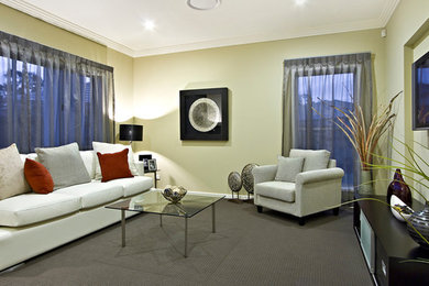 Imagen de sala de estar cerrada tradicional con paredes amarillas y televisor colgado en la pared