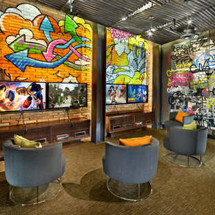 Industrial Wohnzimmer mit grünem Boden in Miami