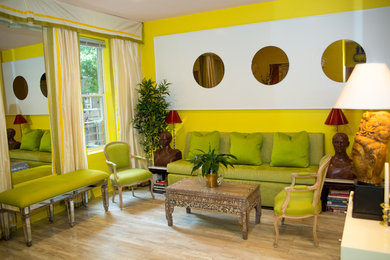 Foto de sala de estar cerrada de tamaño medio sin chimenea con paredes amarillas, suelo de bambú, televisor retractable y suelo blanco