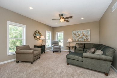Modelo de sala de estar abierta clásica renovada de tamaño medio con moqueta y suelo beige