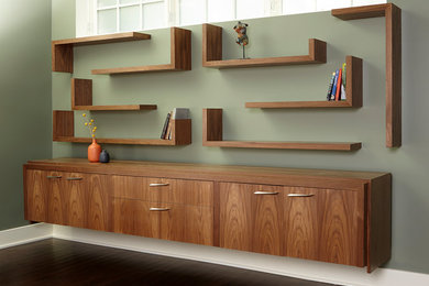 Imagen de sala de estar con barra de bar actual de tamaño medio sin chimenea y televisor con paredes verdes, suelo de madera oscura y suelo marrón