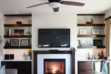 サンディエゴにあるトラディショナルスタイルのおしゃれなファミリールーム (ホームバー、淡色無垢フローリング、標準型暖炉、木材の暖炉まわり、壁掛け型テレビ) の写真