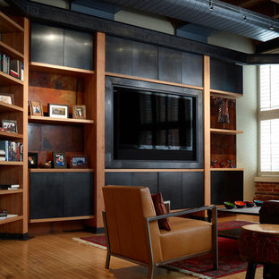 Mittelgroßes, Abgetrenntes Modernes Wohnzimmer mit braunem Holzboden, Multimediawand und orangem Boden in Denver