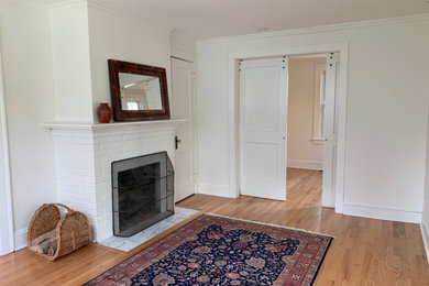 Ejemplo de sala de estar contemporánea de tamaño medio con suelo de madera clara