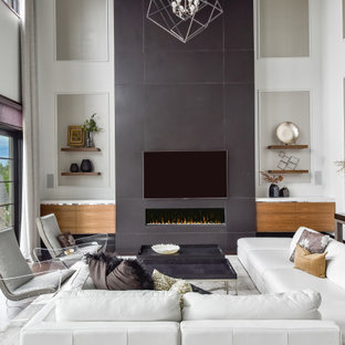 Großes, Offenes Modernes Wohnzimmer mit weißer Wandfarbe, dunklem Holzboden, Gaskamin, gefliester Kaminumrandung, Wand-TV, braunem Boden und Wandpaneelen in Chicago