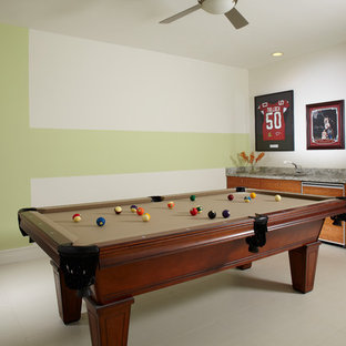 Ejemplo de sala de juegos en casa abierta, contemporánea, de tamaño medio, con paredes multicolor, suelo de mármol y suelo blanco