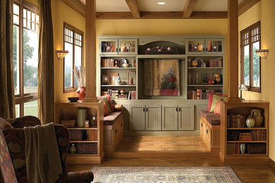 Diseño de sala de estar tradicional grande con paredes beige, suelo de madera oscura y pared multimedia
