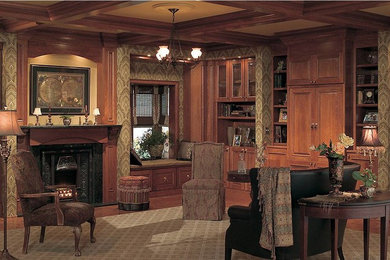 Ejemplo de sala de estar tradicional grande con paredes beige, suelo de madera oscura y pared multimedia
