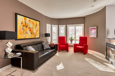 Modelo de sala de estar actual sin televisor con paredes marrones, moqueta, chimenea de doble cara y suelo beige