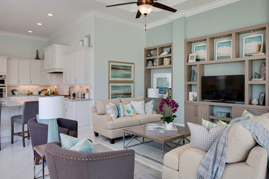 Diseño de sala de estar costera con paredes azules y televisor independiente