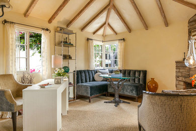 Diseño de sala de estar cerrada mediterránea pequeña con paredes beige, moqueta, chimenea de esquina y marco de chimenea de piedra