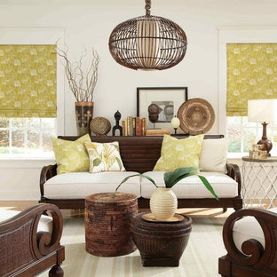 Idée de décoration pour une salle de séjour ethnique de taille moyenne et fermée avec un mur blanc, un sol en bois clair, un sol beige, aucune cheminée et aucun téléviseur.